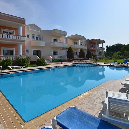 Chrisselen Hotel Platanias  Exterior photo